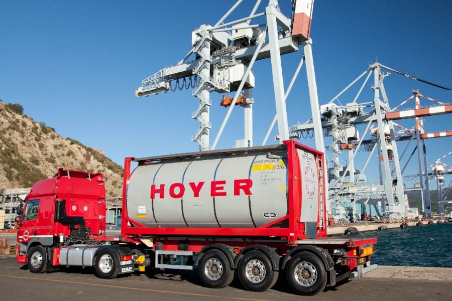 Vrachtwagen van het Logistieke bedrijf Hoyer Group bij een haven