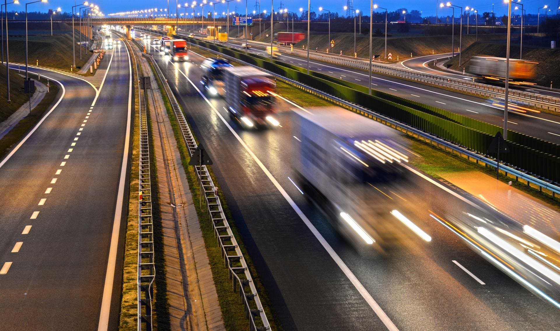 Vrachtwagens die goederen vervoeren over de snelweg