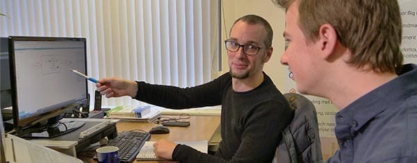 John en Pim, twee medewerkers van Adaption, zijn samen aan het werk