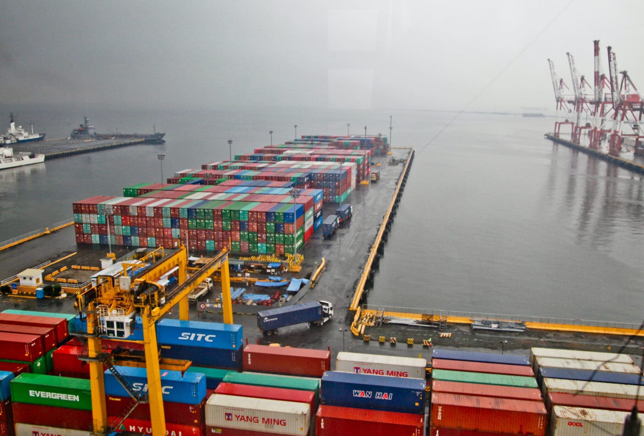 Haven waar containers binnen komen en vervoederd worden