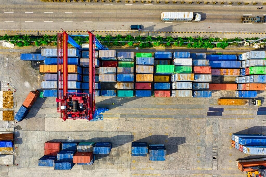 Value Added Services (VAS) in de logistiek omvatten extra diensten zoals etikettering, ompakken, assemblage en kwaliteitscontroles om de waarde van goederen te verhogen voordat ze de eindklant bereiken.