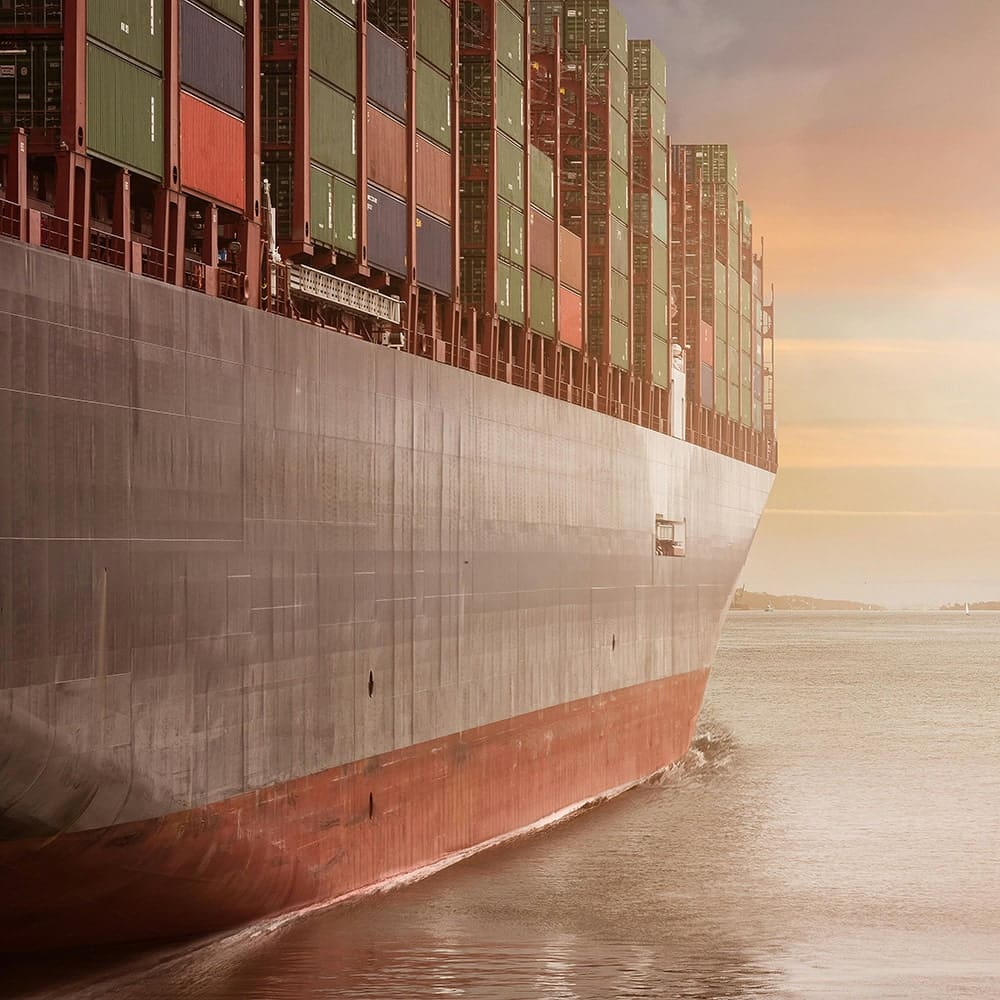 Een volgeladen containerschip als symbool voor wereldwijde logistieke processen ondersteund door logistieke software
