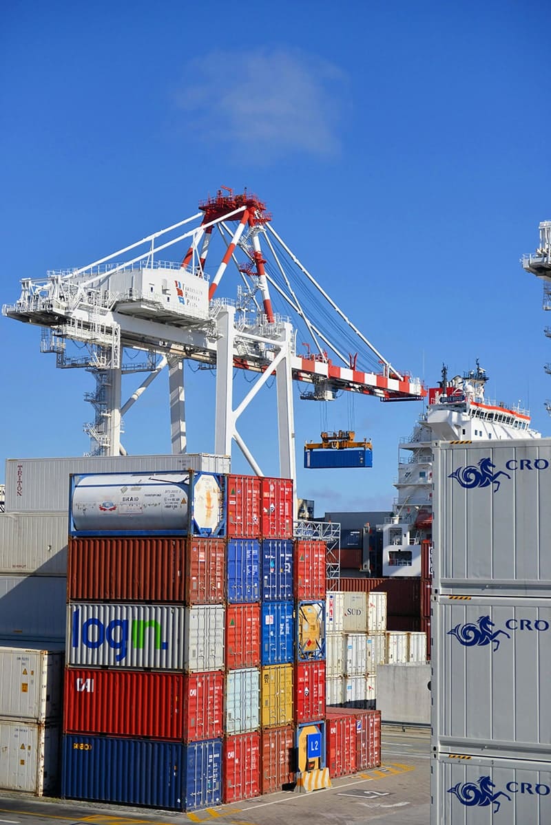 Overslag van containers op een terminal met kraan, geoptimaliseerd met transport- en forwardingsoftware