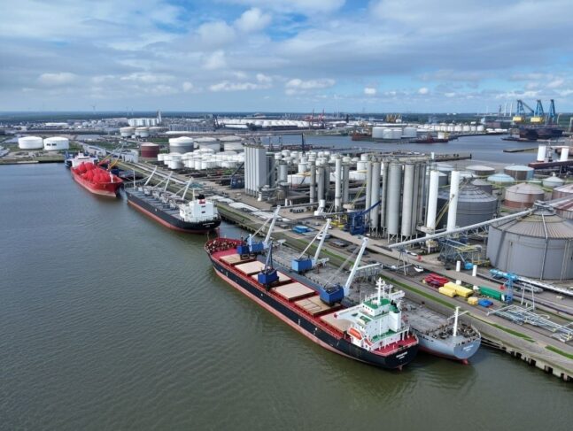 Bulk inbound Het WMS van Adaption ondersteunt het volledige bulkproces, van inslag en opslag in silo’s, tanks of big bags tot VAS-verwerking en uitslag.