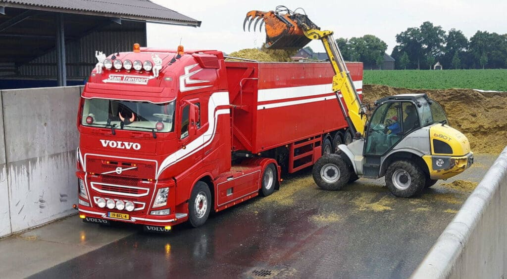 Stam Transport is een familiebedrijf uit Waalwijk, gespecialiseerd in bulktransport, opslag en overslag.